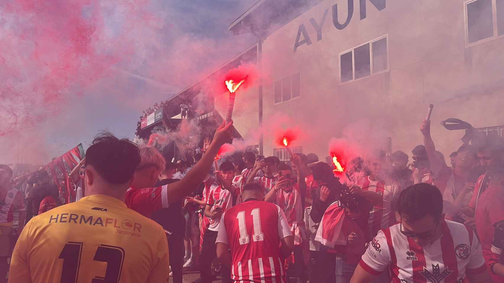 Aficionados del Zamora CF a la entrada del estadio Ruta de la Plata
