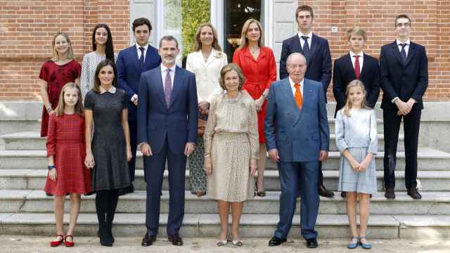 Los Eméritos junto a sus hijos y nietos. Imagen del 80 cumpleaños de la reina Sofía.