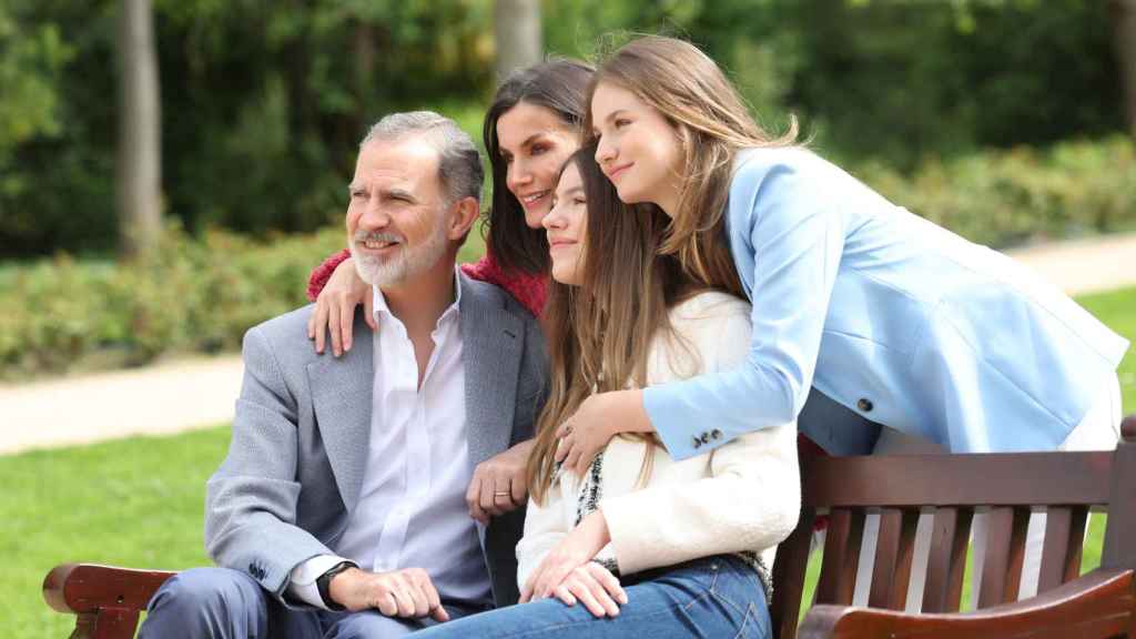 Felipe VI junto a la reina Letizia y sus hijas en los jardines del Palacio Real.