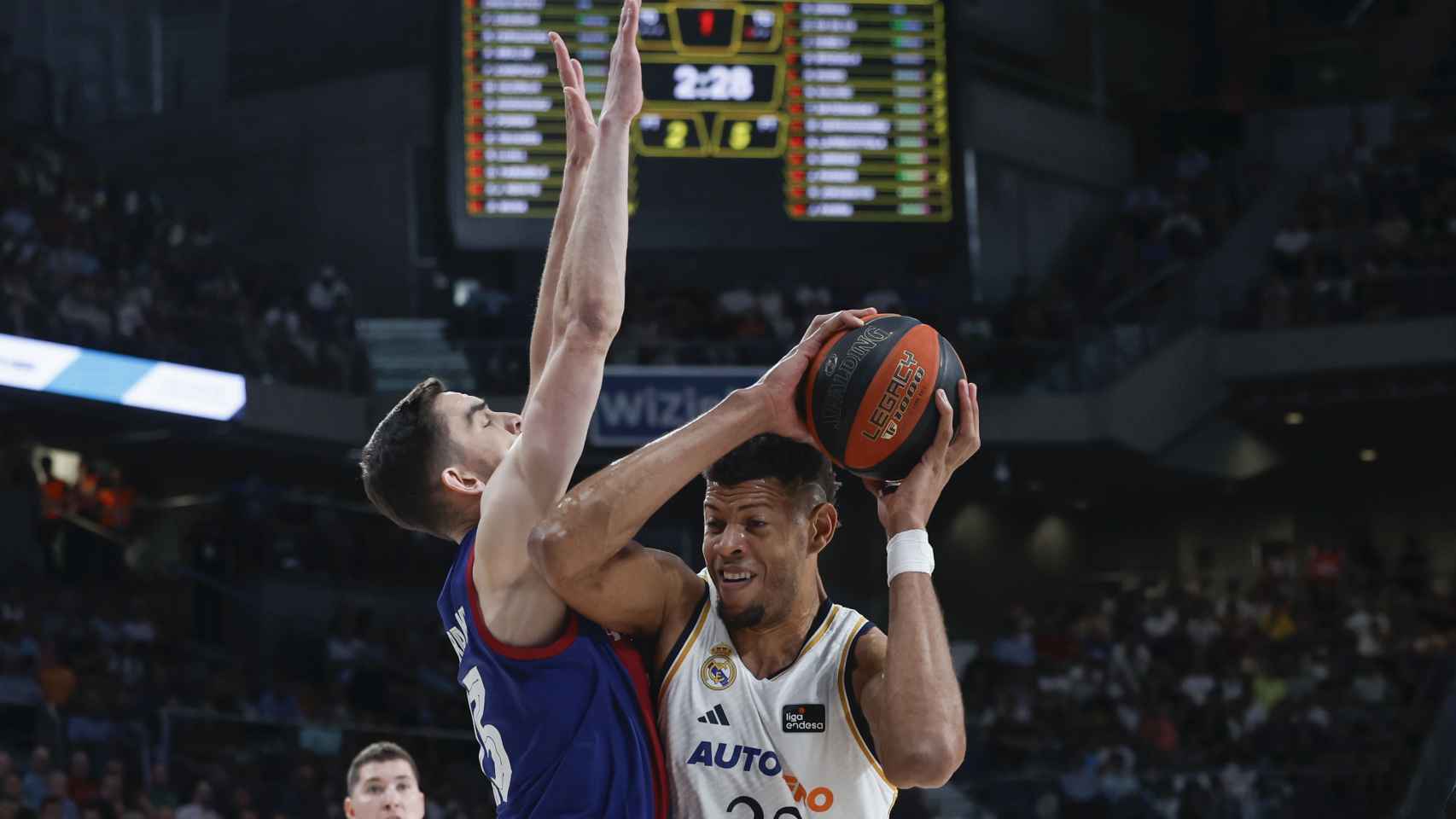 Tavares, ante Satoransky en El Clásico.