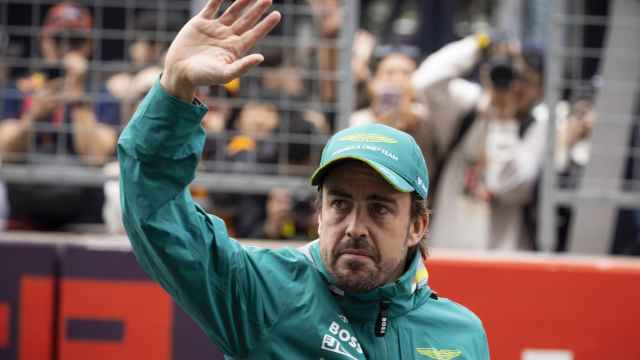Fernando Alonso saluda al público en el Gran Premio de China