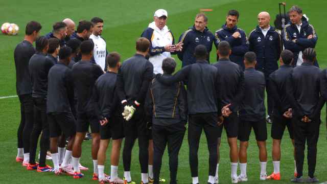 Carlo Ancelotti, junto a sus jugadores en Wembley.