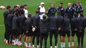 Carlo Ancelotti, junto a sus jugadores en Wembley.