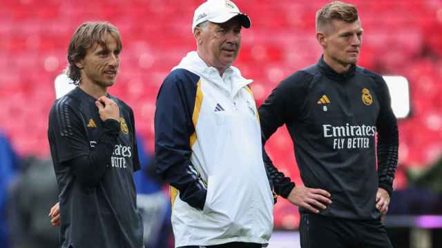 Carlo Ancelotti, en el centro, junto a Luka Modric y Toni Kroos.