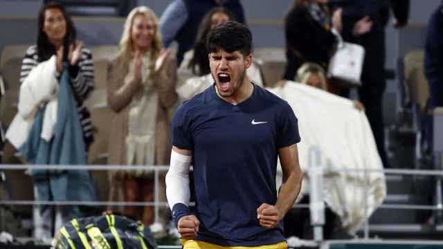 Carlos Alcaraz celebra su triunfo ante Korda en Roland Garros