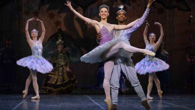 Maria Baranova (Gamzatti) y Osiel Gouneo (Solor) en 'La bayadera' del Ballet de la Staatsoper de Múnich. Foto: © Javier del Real | Teatro Real