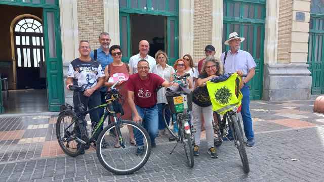 Miembros de Sumar se reúnen con varios colectivos vecinales en la Estación de Ferrocarriles de Cartagena.