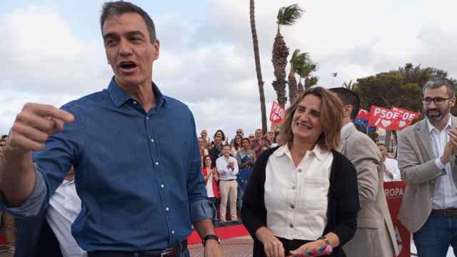 Pedro Sánchez, este viernes, junto a Teresa Ribera, en un acto de campaña del PSOE para las elecciones europeas, celebrado en la plaza del Espejo de Los Alcázares.