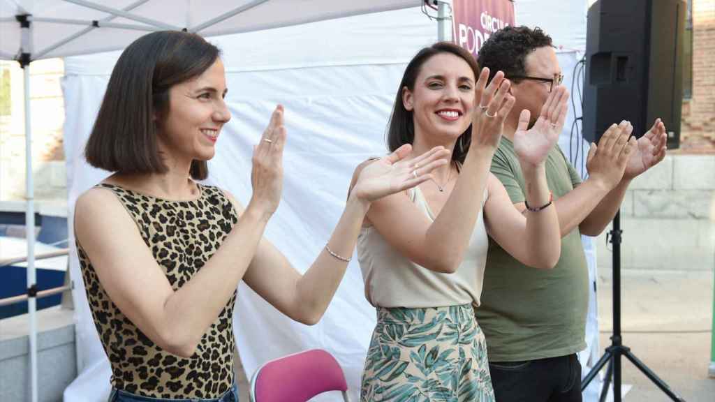 La secretaria general de Podemos, Ione Belarra, justo a la candidata Irene Montero, este miércoles en un acto de campaña celebrado en Leganés (Madrid).