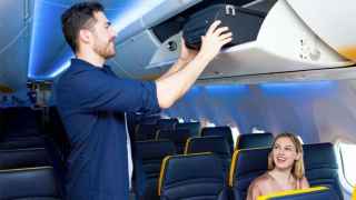 Los pasajeros de las aerolíneas 'low cost' seguirán pagando por la maleta en cabina se prohíba o no el cobro extra