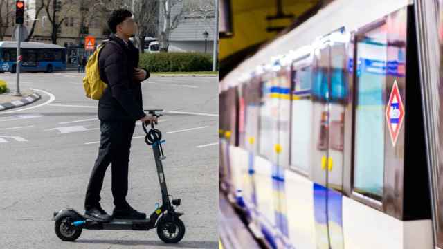 Un hombre montado en un patinete eléctrico y un tren de Metro de Madrid.
