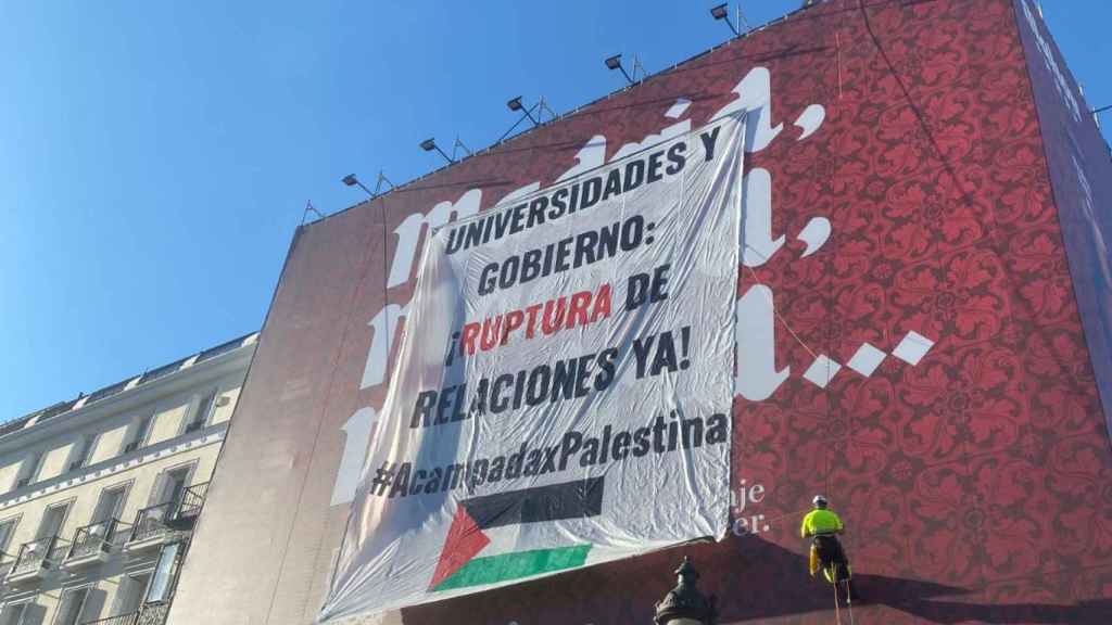 La lona en apoyo a Palestina desplegada en Sol.