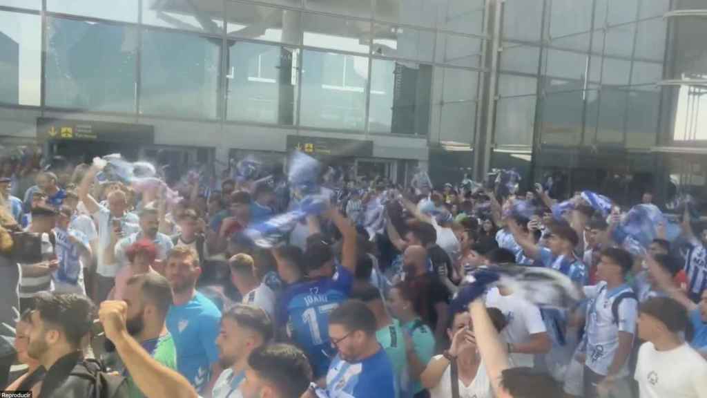 La afición del Málaga CF en el aeropuerto Pablo Ruiz Picasso.