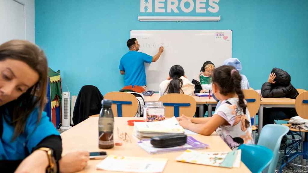 Trabajadores y alumnos en la Fundación Héroes en Málaga.