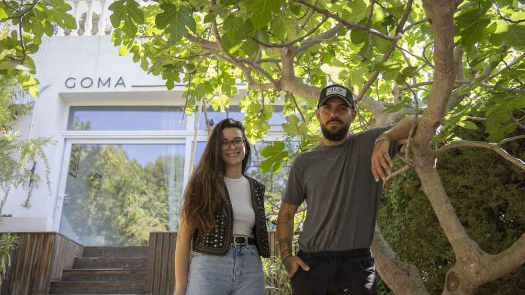 Noelia García Hoyos y Víctor M. Díaz, en la puerta del estudio GOMA.