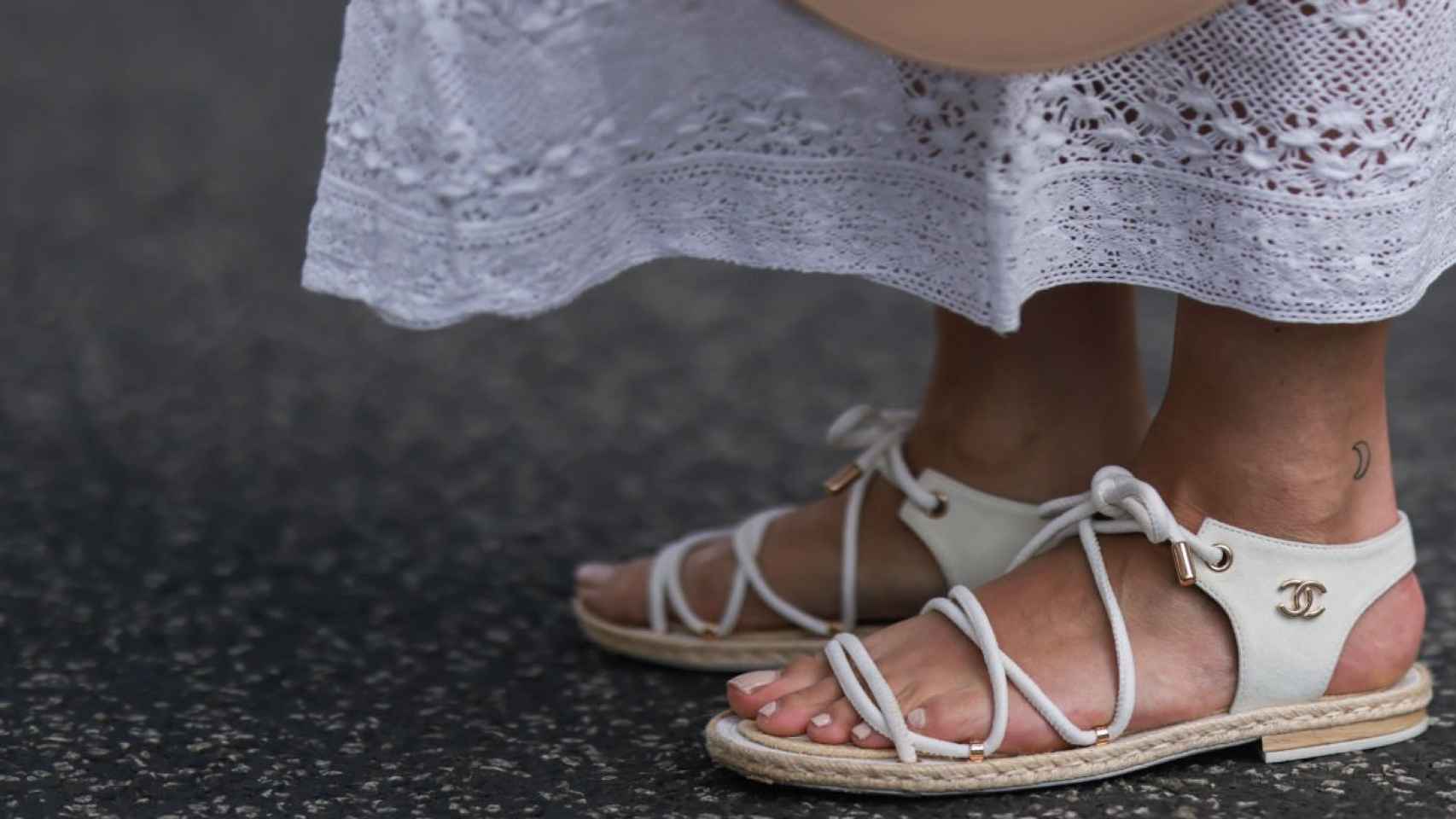 Caminar de forma cómoda y elegante a la vez es posible: por qué la sandalia desnuda es tu mejor aliada estival