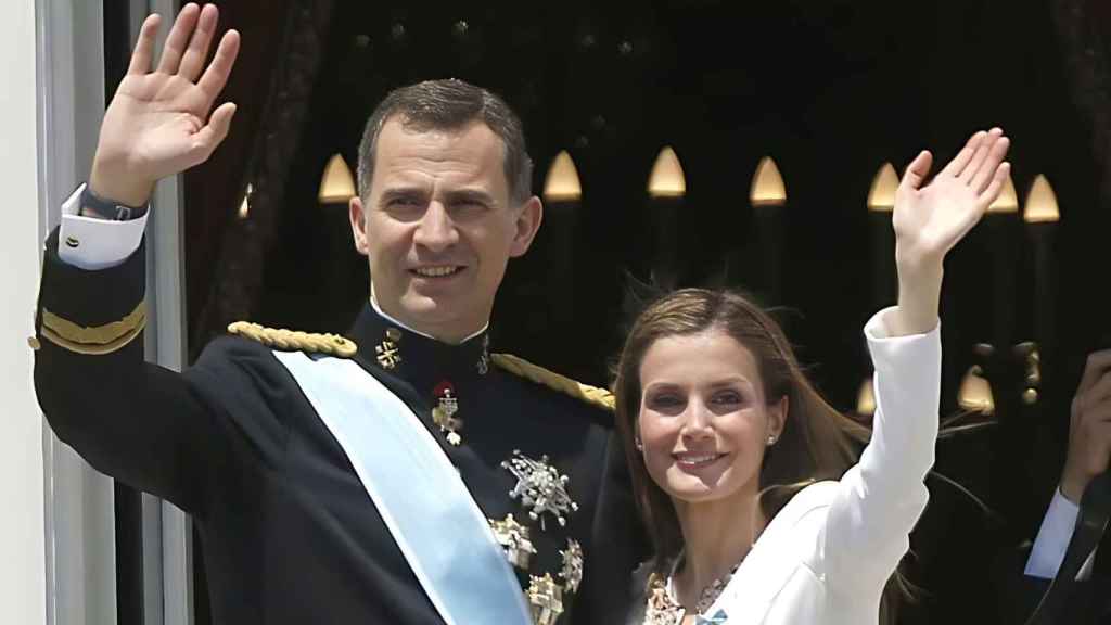 Felipe Vi y Letizia Ortiz saludando a los asistentes a la proclamación