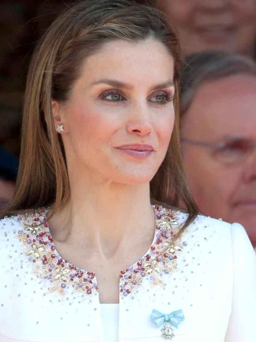 La reina Letizia con los pendientes de Chanel