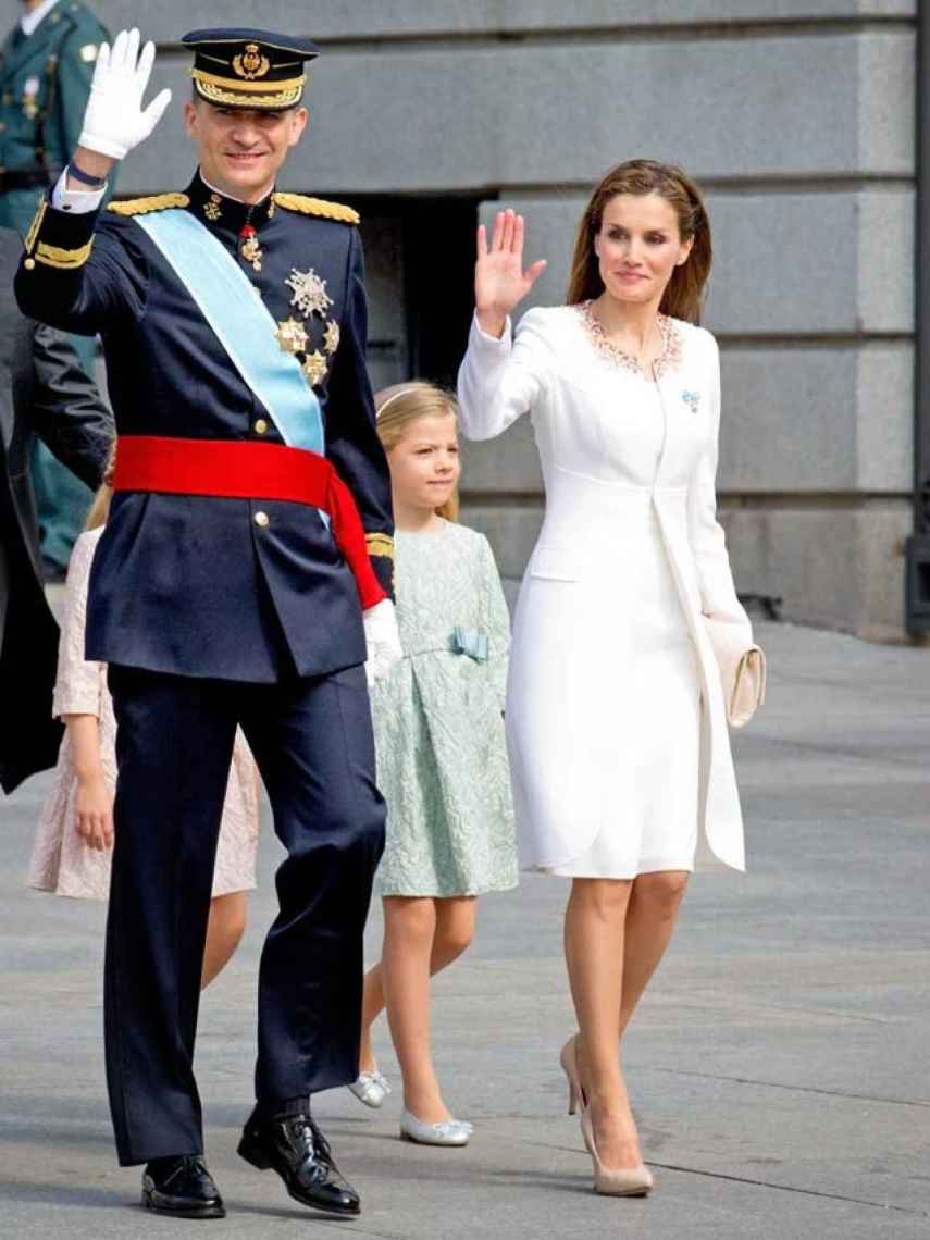 La Familia Real española saludando.