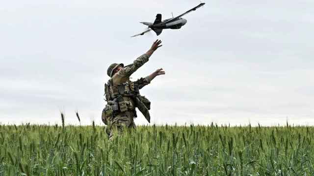 Un militar ucraniano lanzando un dron utilizado para supervisar a tropas rusas.