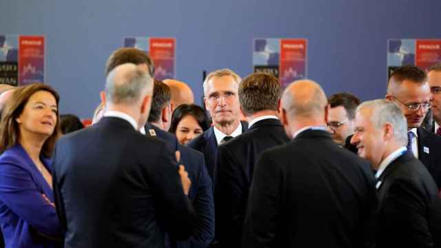 El secretario general de la OTAN, Jens Stoltenberg, rodeado por los ministros de Exteriores durante la reunión de este viernes en Praga