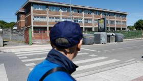 Una persona pasa por delante del colegio donde un profesor fue detenido el miércoles por presuntos abusos a nueve niñas del centro, a 29 de mayo de 2024, en Lugo