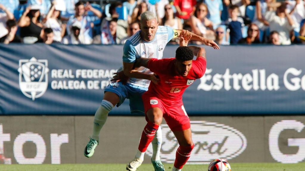 Lucas Pérez luciendo el brazalete de capitán de la selección de Galicia.