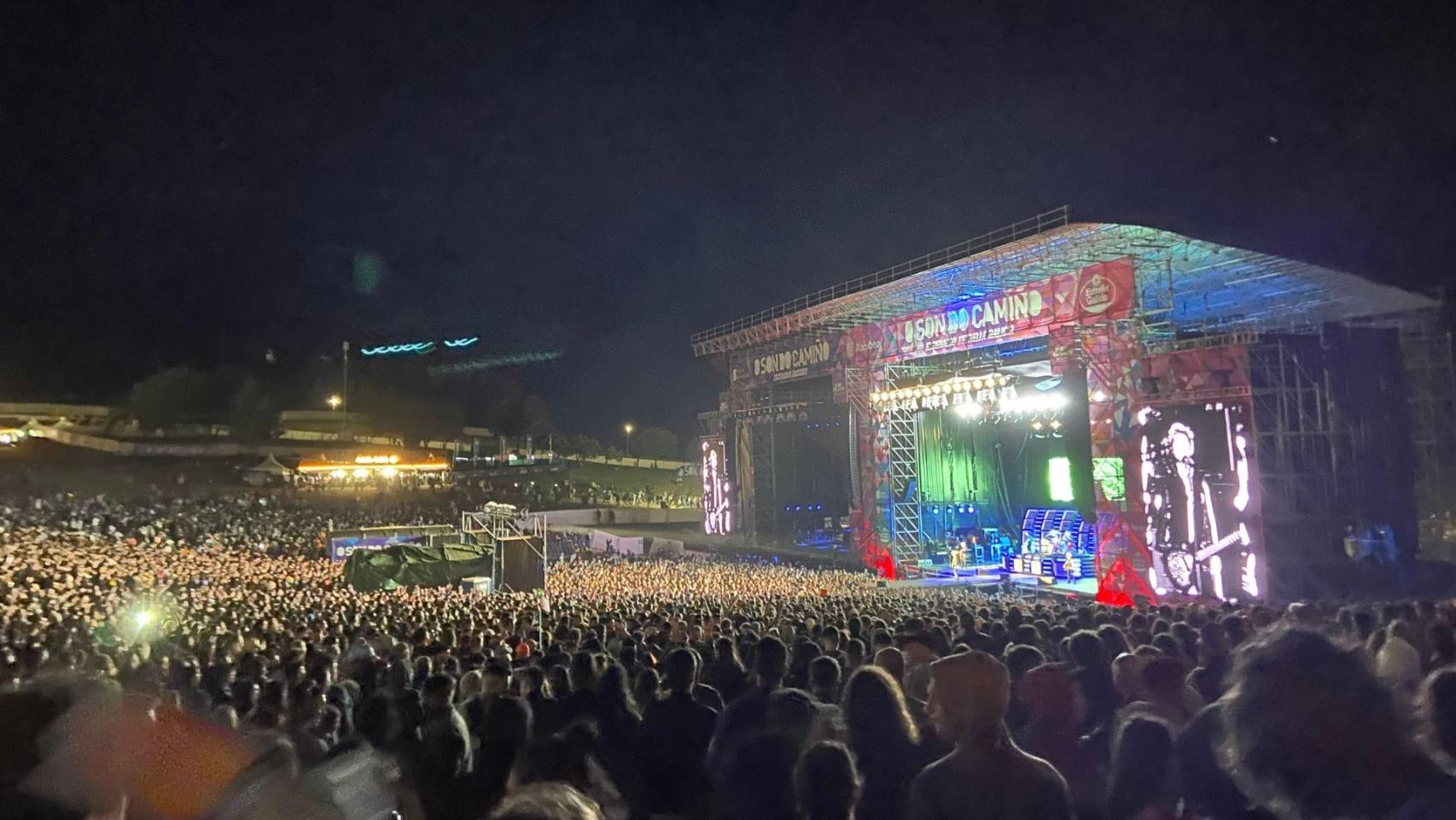 Miles de personas durante unos de los conciertos de O Son do Camiño.