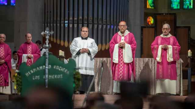 El cardenal arzobispo Juan José Omella oficia la misa rociera en la Sagrada Familia, a 18 de marzo de 2023.