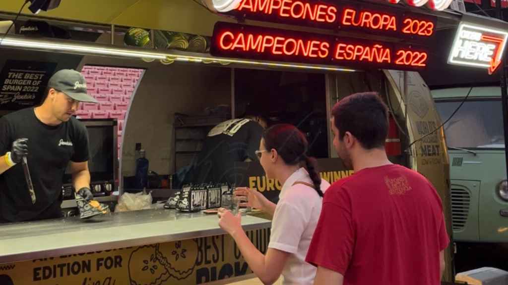 Así es The Champions Burguer en el Sánchez-Pizjuán: food trucks de las mejores hamburguesas a pie de campo