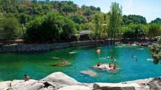 El impresionante pueblo de España que es atravesado por un río con unas piscinas naturales