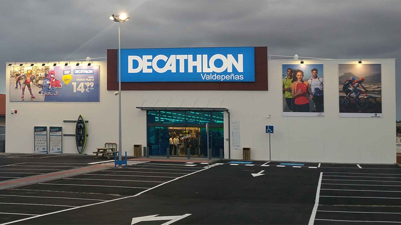 Fachada Decathlon.