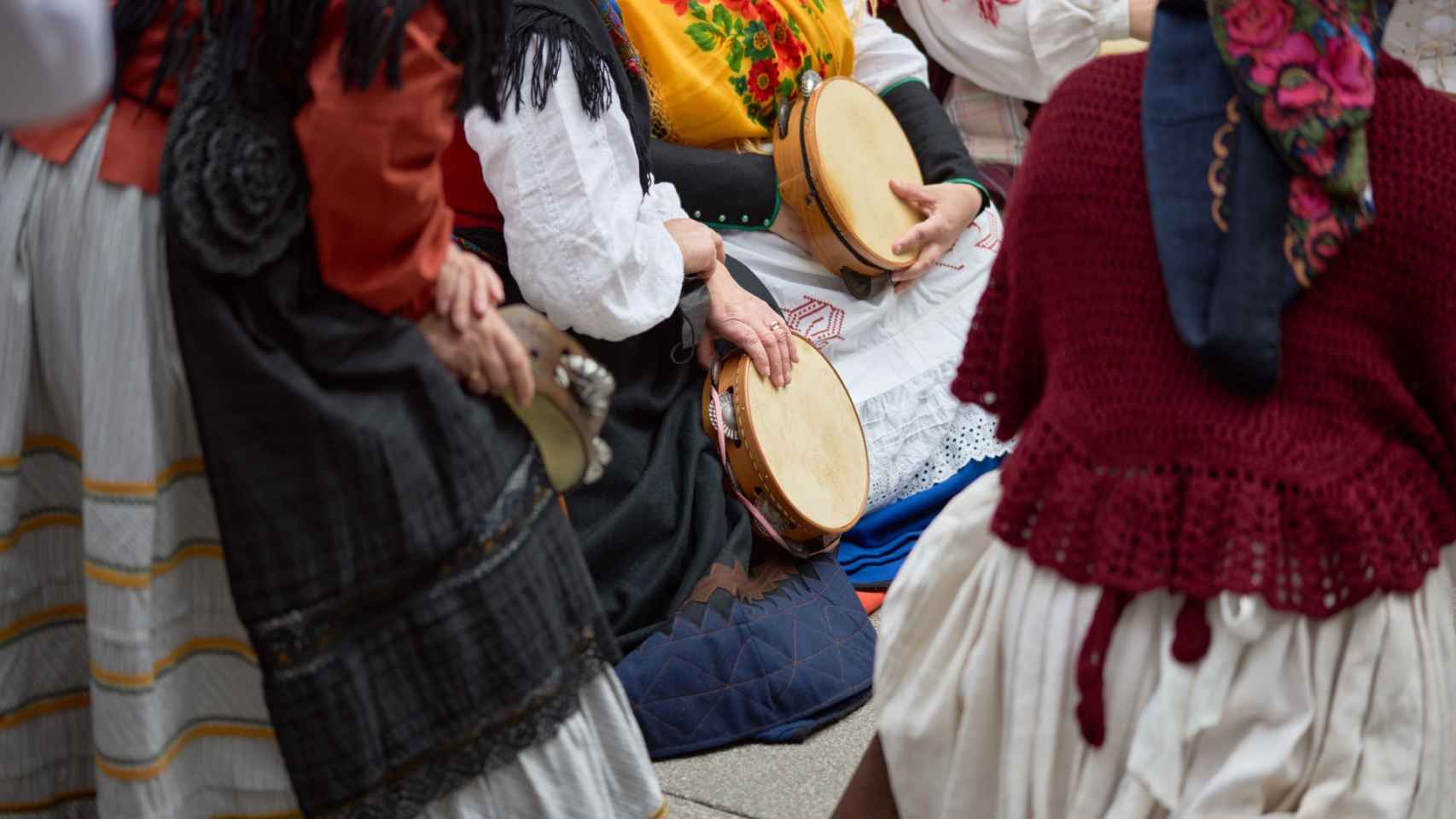 Mujeres con trajes de época en Vigo.