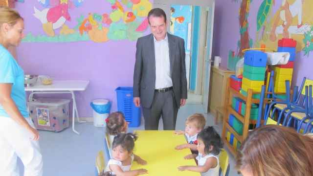 El alcalde de Vigo visita una escuela infantil.
