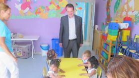 El alcalde de Vigo visita una escuela infantil.