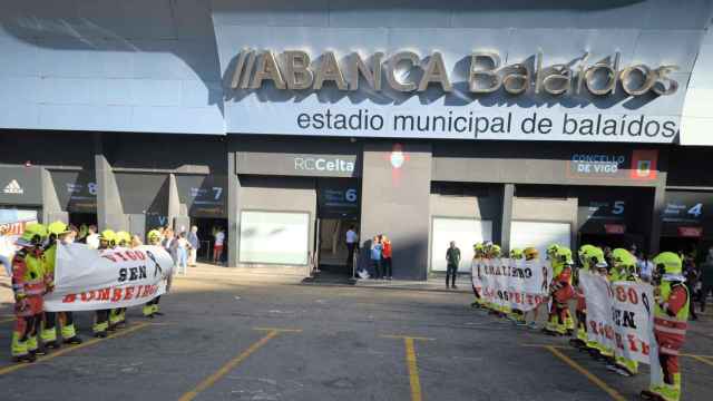 Pasillo de bomberos esperando al alcalde de Vigo, Abel Caballero, en el acceso al estadio municipal de Balaídos.