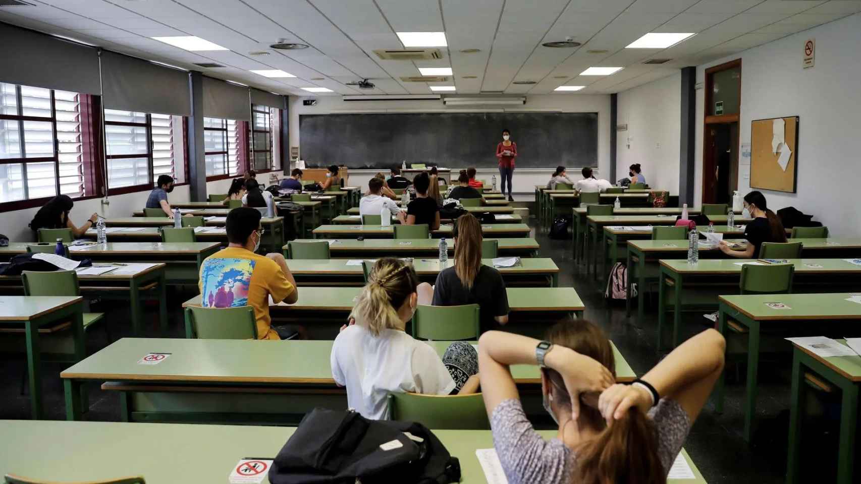 Imagen de archivo de varios estudiantes antes del inicio de las Pruebas de Acceso a la Universidad (PAU). Efe / Ana Escobar