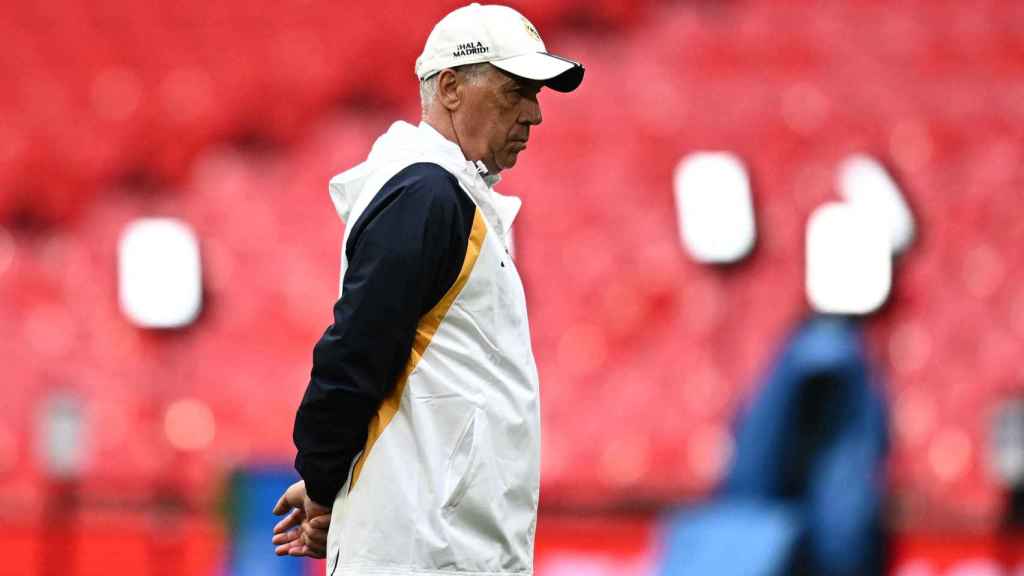 Ancelotti observa el entrenamiento del Real Madrid en Wembley.