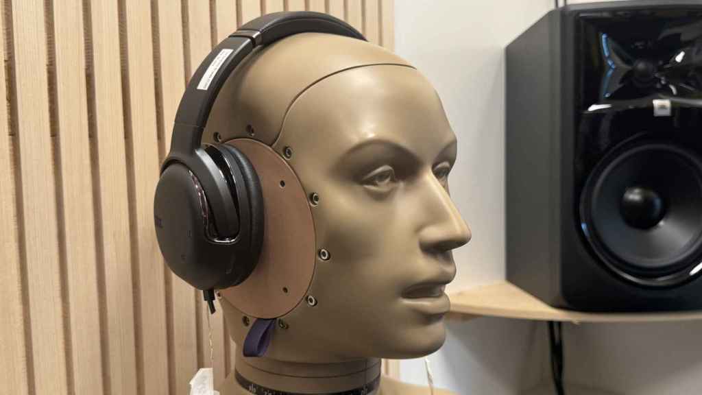 Maniquí con auriculares JBL para probar la cancelación de ruido