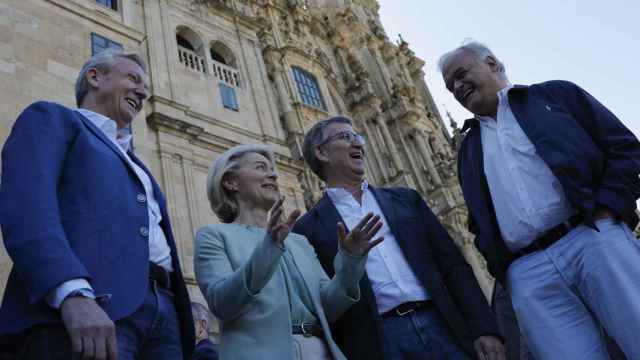 La presidenta de la Comisión europea, Ursula Von der Leyen, este sábado ante la Catedral de Santiago de Compostela, junto a Alfonso Rueda, Alberto Núñez Feijóo y Esteban González Pons.