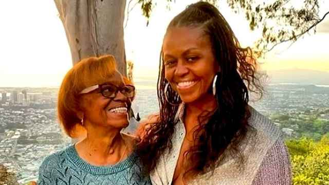 Michelle Obama, junto a su madre, Marian Robinson, en una fotografía de sus redes sociales.
