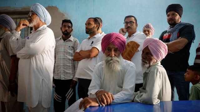 Los electores esperan para emitir su voto en un colegio electoral durante la séptima y última fase de las elecciones generales, en el distrito de Faridkot, Punjab, India.