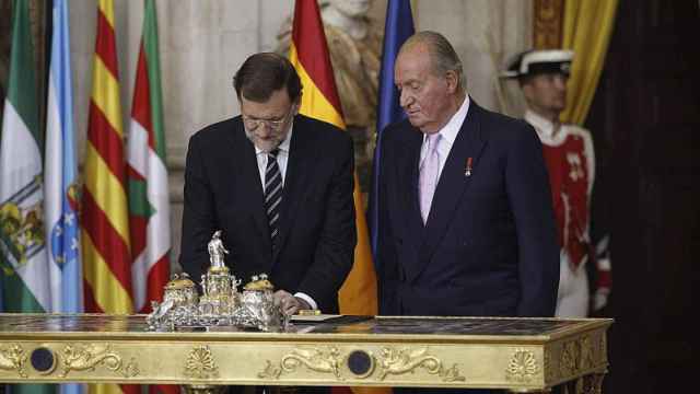 El rey Juan Carlos I firma su abdicación el 2 de junio de 2014.