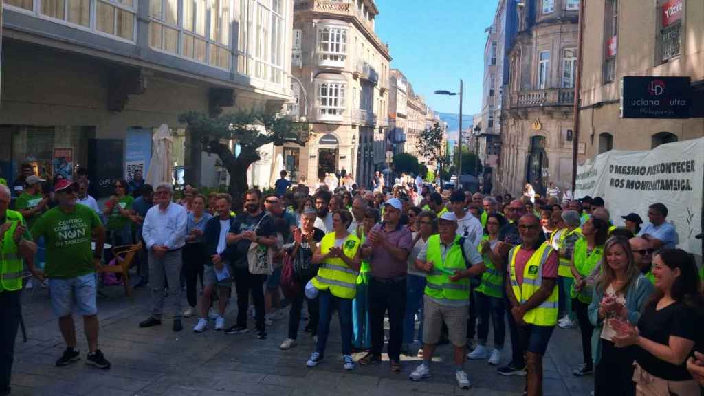 Protesta ante la sede del Celta por el vertido de Afouteza, a 1 de junio de 2024.