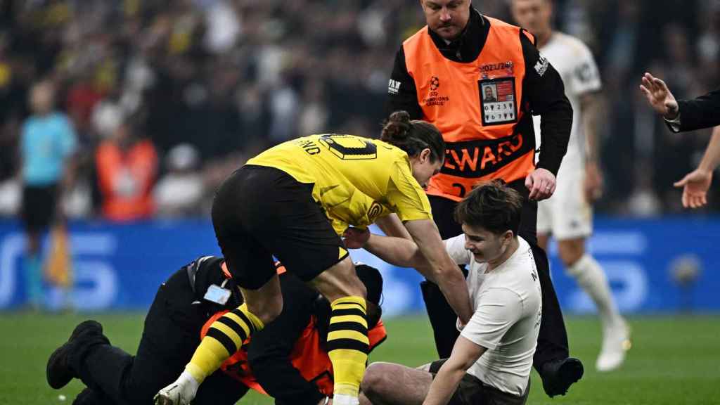 Los jugadores del Dortmund ayudaron a detener a los espontáneos.