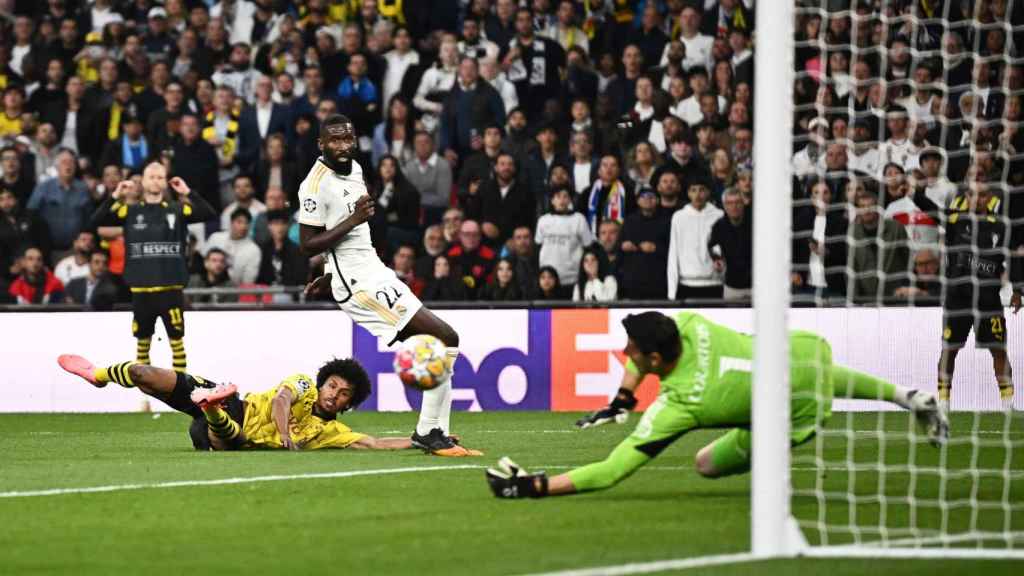 Courtois para un disparo cruzado de Adeyemi en la final de la Champions entre el Real Madrid y Borussia Dortmund.