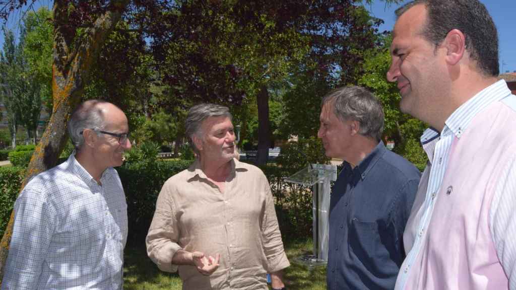 El secretario general del Partido Popular de Castilla y León, Francisco Vázquez, y la portavoz del PP en el Ayuntamiento de Peñaranda de Bracamonte, Eva López, participa en un encuentro con alcaldes y afiliados.