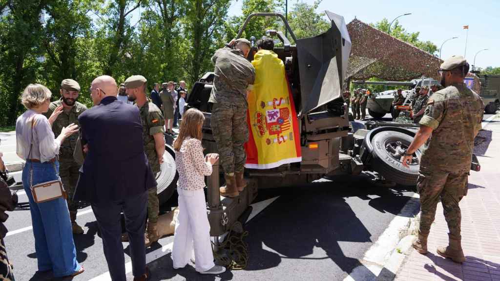 Valladolid celebra así el Día de las Fuerzas Armadas: exposición, globos e izado