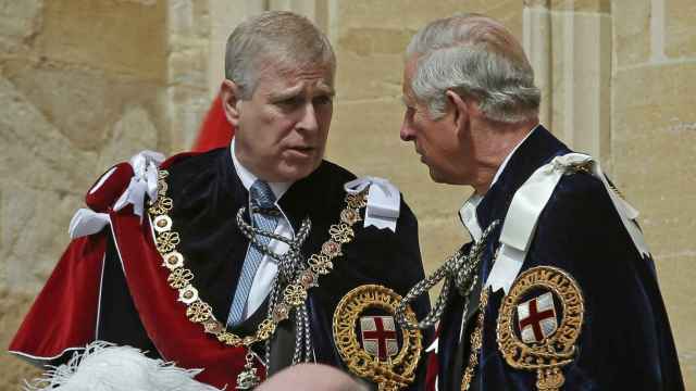 El rey Carlos III y su hermano Andrés de York en una fotografía tomada en Windsor, en 2015.