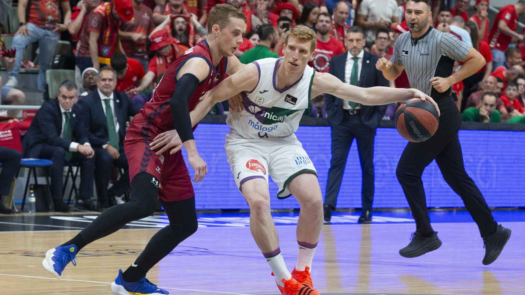 Alberto Díaz, de Unicaja, trata de superar a  Ludde Hakanson, de UCAM Murcia.